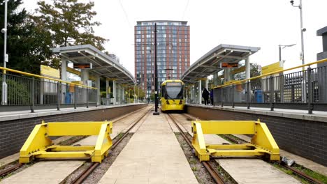 Uno-De-Los-Icónicos-Tranvías-Amarillos-De-Manchester-Que-Salen-De-La-Estación-De-Media-City-En-El-Reino-Unido