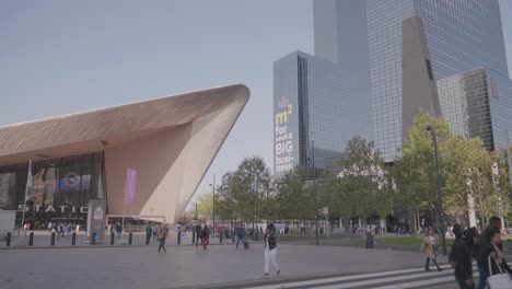 Breve-Lapso-De-Tiempo-Frente-A-La-Estación-Central-De-Rotterdam-En-Rotterdam,-Países-Bajos