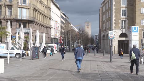 Königsstraße-En-Stuttgart,-Alemania,-En-Un-Día-Soleado