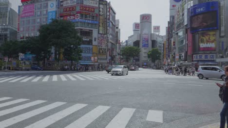 Coches-Circulando-Por-La-Mundialmente-Famosa-Intersección-De-Shibuya-En-Tokio,-Japón.