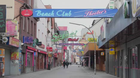 Reeperbahn-Vacío-Durante-El-Cierre-Pandémico-De-Covid-19-En-Hamburgo,-Alemania,-Con-Discotecas-Cerradas