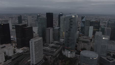 Luftdrohnenaufnahme-Des-Modernen-Geschäftsviertels-La-Defense-In-Paris,-Frankreich,-Am-Frühen-Morgen-An-Einem-Bewölkten-Tag