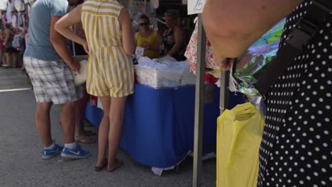 Pasando-Por-Los-Puestos-Del-Mercado-Viendo-Toda-La-Mercancía-En-El-Mercado-De-Cala-De-Mijas