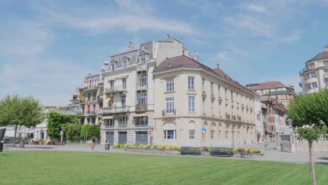 Ein-Wunderschönes-Gebäude-Am-Seeufer-Von-Vevey,-Schweiz,-An-Einem-Sonnigen-Tag