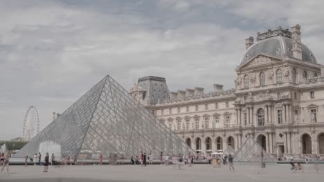 Timelapse-En-El-Famoso-Museo-Del-Louvre-Con-Muchos-Turistas-Y-Visitantes-En-Un-Día-Soleado