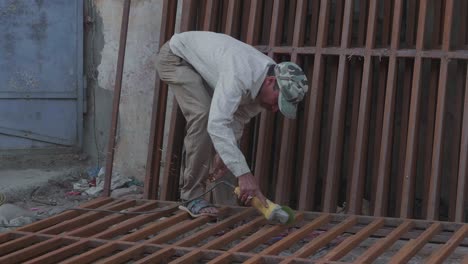 Hombres-En-Cámara-Lenta-Trabajando-Con-Herramientas-Para-Construir-Una-Valla-De-Hierro-En-La-Calle-En-La-India.