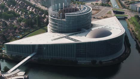 Toma-Aérea-Del-Parlamento-Europeo-En-Estrasburgo,-Francia,-En-Un-Día-Nublado.