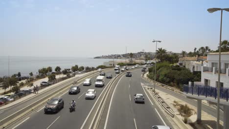 Überqueren-Einer-Fußgängerbrücke-über-Der-Schnellstraße-A7-In-Der-Nähe-Von-La-Cala-De-Mijas-An-Der-Costa-Del-Sol-In-Spanien