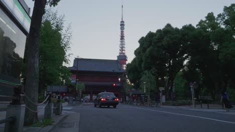 Autos-Und-Taxis-Fahren-Am-Frühen-Abend-Durch-Die-Straßen-Von-Tokio,-Japan