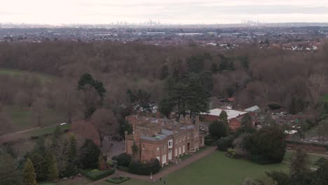 Luftdrohnenaufnahme-Des-Addington-Palace-In-Croydon,-London,-Vereinigtes-Königreich-An-Einem-Bewölkten-Tag-Und-Mit-Der-Innenstadt-Von-London-Im-Hintergrund