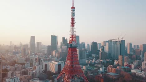 Schöne-Weite-Drohnenaufnahme-Des-Berühmten-Tokyo-Tower-In-Tokio,-Japan