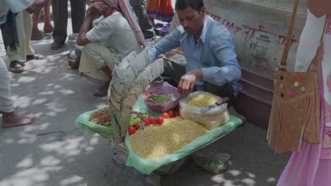 Gente-En-Cámara-Lenta-Haciendo-Comida-Tradicional-India-En-La-Calle-En-Un-Puesto-Del-Mercado-Al-Lado-De-La-Carretera