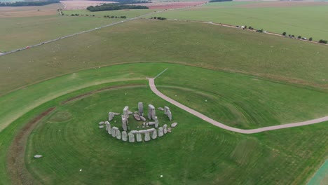 Toma-Aérea-De-Un-Dron-Del-Famoso-Stonehenge-En-El-Sur-De-Inglaterra-En-Una-Tarde-Nublada-Pero-Tranquila