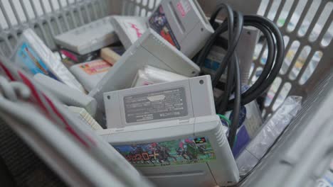 Ein-Korb-Mit-Retro-Videospielkassetten