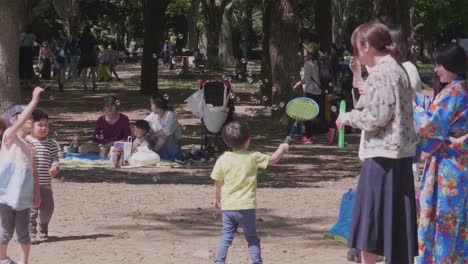 Los-Japoneses-Se-Relajan-En-Un-Parque-En-Tokio,-Japón,-En-Un-Hermoso-Domingo-Soleado.