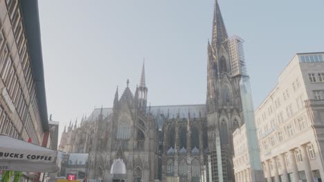 La-Mundialmente-Famosa-Catedral-De-Colonia,-También-Llamada-Kölner-Dom-En-Colonia,-Alemania,-En-Un-Día-Soleado,-Vista-Desde-La-Estación-De-Tren.