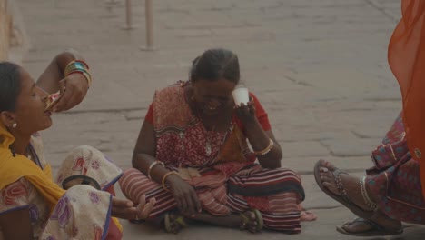 Gruppe-Indischer-Frauen-Auf-Der-Straße-In-Indien,-Gekleidet-In-Traditionellen-Orangefarbenen-Saris-Mit-Übergang