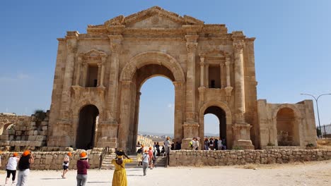 Touristen-Besuchen-Die-Stätte-Des-Hadriansbogens-In-Jerash-In-Transjordanien