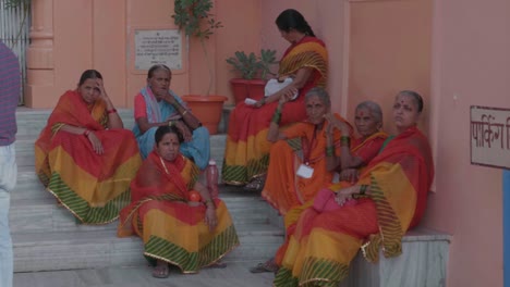 Grupo-De-Mujeres-Indias-En-La-Calle-En-La-India-Vestidas-Con-Saris-Naranjas-Tradicionales-Con-Transición