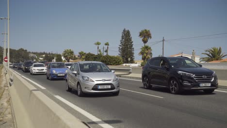 El-Tráfico-Avanza-Lentamente-A-Medida-Que-Se-Acerca-Un-Accidente-En-La-Autopista-A7,-Cerca-De-Cala-De-Mijas,-En-La-Costa-Del-Sol,-En-El-Sur-De-España.