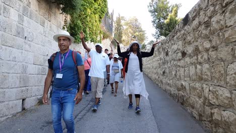 Turistas-Y-Creyentes-Caminan-Desde-El-Monte-De-Los-Olivos-Hasta-La-Ciudad-Vieja-De-Jerusalén.