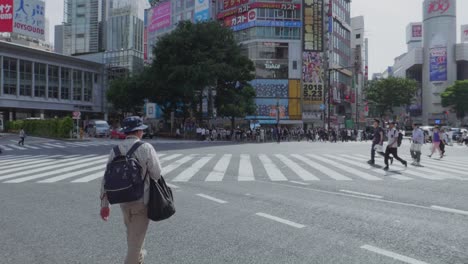 Tausende-Menschen-Laufen-An-Einem-Schönen-Sonnigen-Tag-In-Zeitlupe-über-Die-Weltberühmte-Shibuya-Kreuzung,-Die-Verkehrsreichste-Kreuzung-Der-Welt