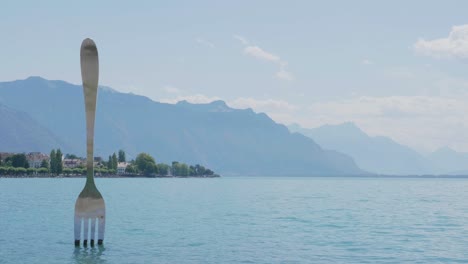 La-Bifurcación-En-La-Ciudad-De-Vevey,-Suiza-En-El-Lago-De-Ginebra.