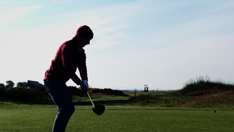 Silueta-De-Un-Golfista-Golpeando-El-Tercer-Tee-En-El-Antiguo-Campo-De-St-Andrews-Links-En-Escocia