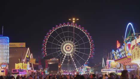 Enorme-Y-Colorida-Noria-En-Un-Gran-Festival-Oktoberfest-En-Stuttgart,-Alemania-También-Llamado-Wasen-Por-La-Noche