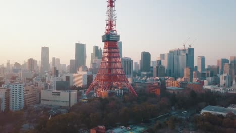 Toma-Aérea-De-Un-Dron-De-La-Famosa-Torre-De-Tokio-Y-El-Hermoso-Horizonte-De-Tokio,-Japón-Durante-La-Puesta-De-Sol