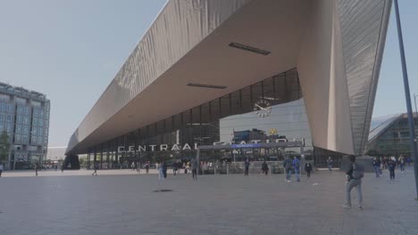 Toma-De-La-Estación-Central-De-Trenes-De-Rotterdam-Y-Algunos-Rascacielos.