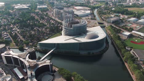 Toma-Aérea-Del-Parlamento-Europeo-En-Estrasburgo,-Francia,-En-Un-Día-Nublado.