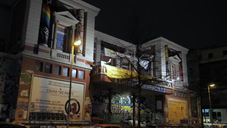 El-Famoso-Edificio-De-Flora-De-Memoria-En-El-Sternschanze-En-Hamburgo,-Alemania,-Por-La-Noche