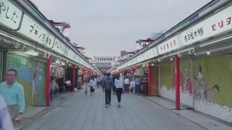 People-walking-towards-the-famous-Asakusa-Temple-in-Tokyo,-Japan