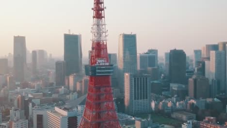 Antena-Sobre-El-Horizonte-De-Tokio-Durante-La-Puesta-De-Sol