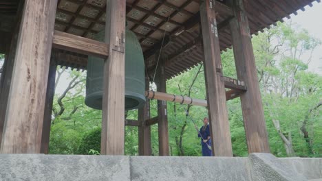 Zen-buddhistischer-Mönch-Betet,-Nachdem-Er-Eine-Riesige-Glocke-Geläutet-Hat