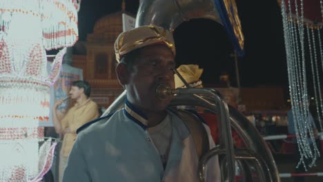 Músicos-Indios-En-Un-Festival-Tradicional-En-La-India-Por-La-Noche-Con-Muchas-Luces-De-Colores-En-Rajasthan