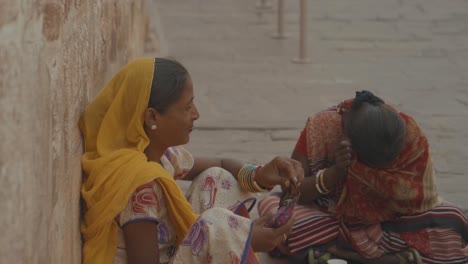 Gruppe-Indischer-Frauen-Auf-Der-Straße-In-Indien,-Gekleidet-In-Traditionellen-Orangefarbenen-Saris-Mit-Übergang