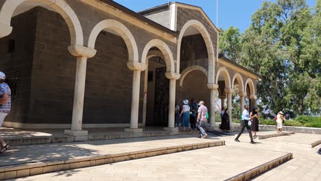 Vista-Exterior-De-La-Iglesia-De-Las-Bienaventuranzas-En-Israel-Mientras-Los-Turistas-Van-Y-Vienen