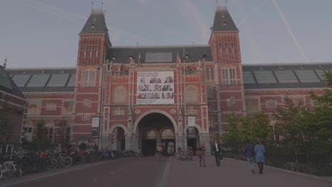 Schwenk-Auf-Den-Eingang-Zum-Rijksmuseum-Und-Ein-Paar-Touristen