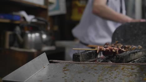 Un-Restaurante-Con-Parrilla-Para-Cocinar-Palitos-De-Carne-En-Tokio,-Japón.