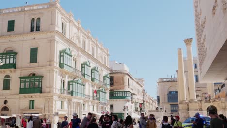 Many-tourists-on-the-square-in-front-of-the-Maltese-Parliament-in-Valletta,-Malta