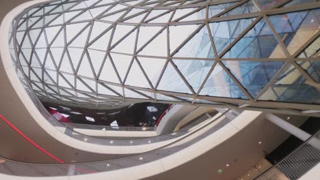 Arquitectura-Interior-De-Mi-Centro-Comercial-Zeil-En-Frankfurt,-Alemania