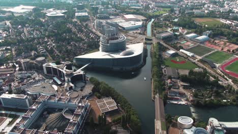 Toma-Aérea-Del-Parlamento-Europeo-En-Estrasburgo,-Francia,-En-Un-Día-Nublado.