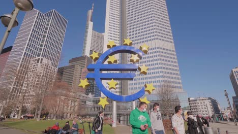 Euro-Sign-in-Central-Frankfurt,-Germany