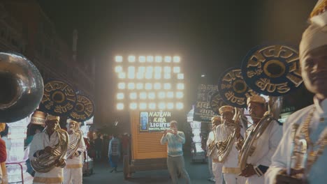 Músicos-Indios-En-Un-Festival-Tradicional-En-La-India-Por-La-Noche-Con-Muchas-Luces-De-Colores-En-Rajasthan