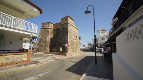 Acercándose-A-La-Torre-Vigía,-La-Antigua-Torre-De-Vigilancia-En-La-Ciudad-Costera-De-La-Cala-De-Mijas,-En-La-Costa-Del-Sol,-En-El-Sur-De-España