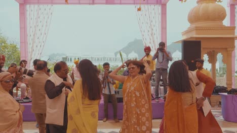 Pueblo-Indio-Celebrando-Y-Bailando-En-Un-Deshierbe-En-Udaipur,-India