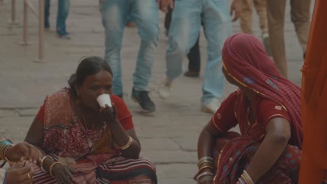 Gruppe-Indischer-Frauen-Auf-Der-Straße-In-Indien,-Gekleidet-In-Traditionellen-Orangefarbenen-Saris-Mit-Übergang