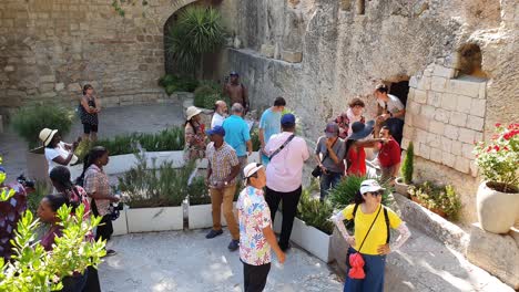 Los-Turistas-Esperan-Para-Entrar-A-La-Tumba-De-Jesús-En-La-Tumba-Del-Jardín,-Jerusalén,-Israel